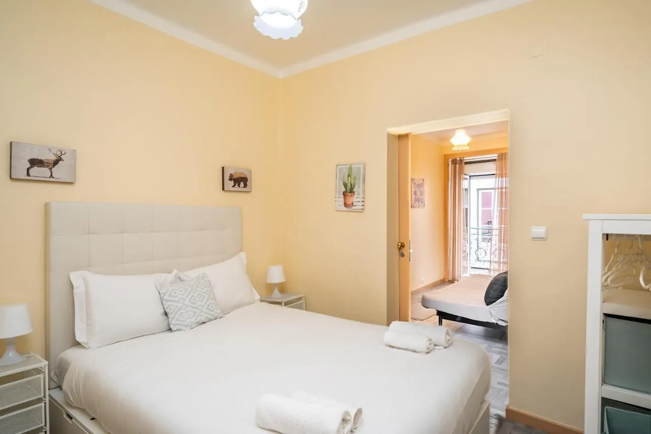 Cozy One Bedroom Apt In Historic Location - Carmo Lisbon Apartment