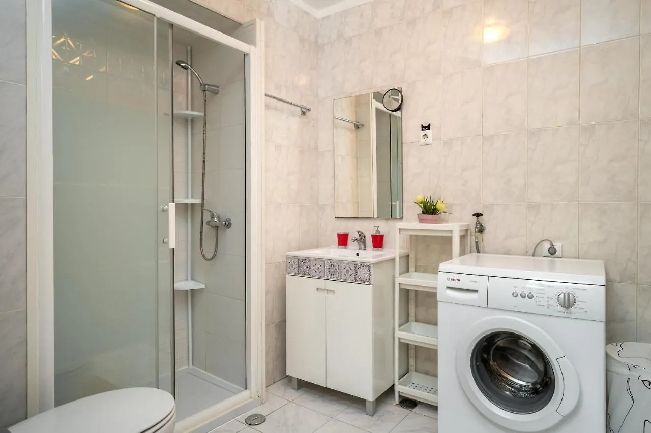 Cozy One Bedroom Apt In Historic Location - Carmo Lisbon Apartment